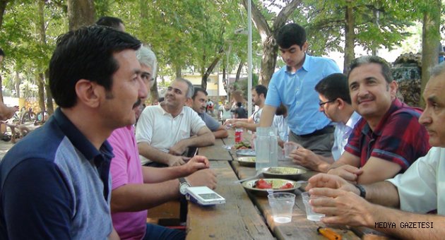 Tam 21 Yıl Sonra Aynı Sıralara Oturup Hasret Giderdiler…