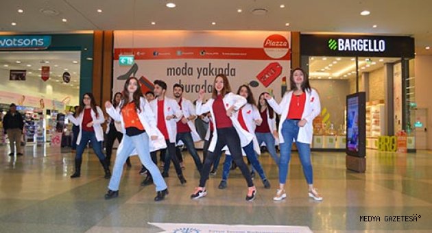 Tıp öğrencileri Piazza’da dans ederek
