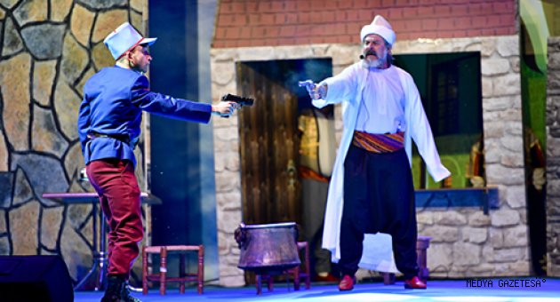 TİYATRAL GÖSTERİLERE YOĞUN İLGİ