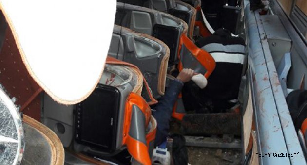 TRAFİK KAZASINDA OTOBÜSTE SIKIŞAN YOLCULARI İTFAİYECİLER KURTARDI
