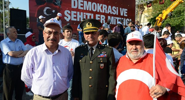 TÜRKİYE “DEMOKRASİ VE ŞEHİTLER” İÇİN TEK YÜREK OLDU