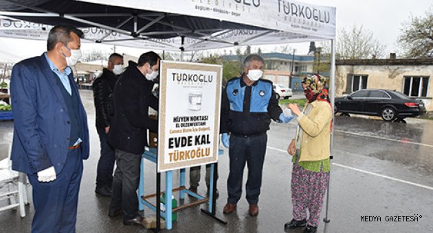 TÜRKOĞLU BELEDİYESİ PAZAR ESNAFINDAN İŞGALİYE ÜCRETİ ALMAYARAK, MASKE VE ELDİVEN DAĞITIMI GERÇEKLEŞTİRDİ