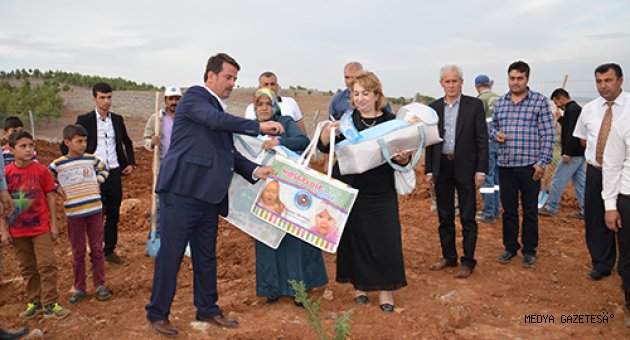 TÜRKOĞLU’NDA HER DOĞAN BEBEĞE İLK HEDİYESİ BAŞKAN OKUMUŞ'DAN