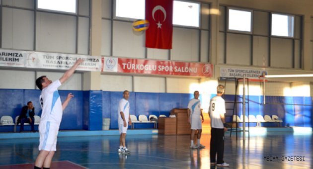 TÜRKOĞLU'NDA KURUMLAR ARASI VOLEYBOL TURNUVASI BAŞLADI