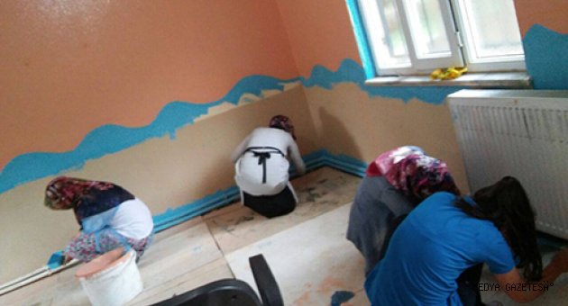Türkoğlu'nda Toplum Gönüllüleri Vakfı Öğrencileri ve Belediye Okulları Boyadı.