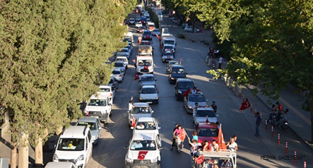 Türkoğlu'ndan 500 Araçlık Konvoy ile Demokrasi ve Şehitler Mitingine katıldılar.