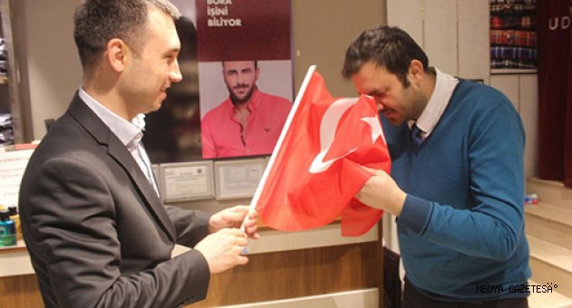 ÜLKÜ OCAKLARI KAHRAMANMARAŞ’TA ESNAFA TÜRK BAYRAĞI DAĞITTI