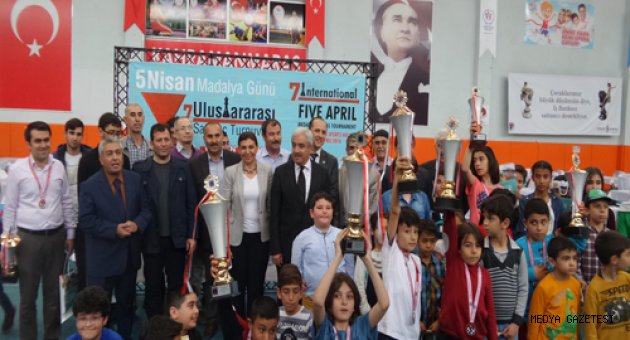 ULUSLARARASI 5 NİSAN MADALYA GÜNÜ SATRANÇ TURNUVASI TAMAMLANDI