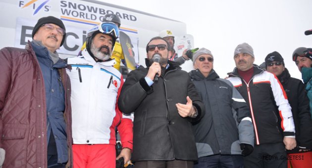 ÜNAL;DÜNYA SNOWBOARD YARIŞLARI KUPA TÖRENİNE KATILDI