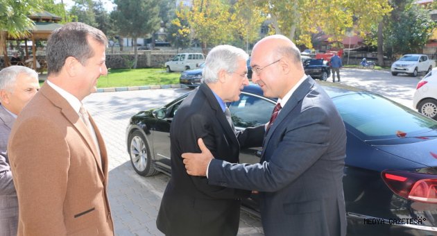 Üniversitemiz Rektörü Can, Pazarcık Kaymakamı Nas ve Belediye Başkanı Bozdağ’ı Ziyaret Etti