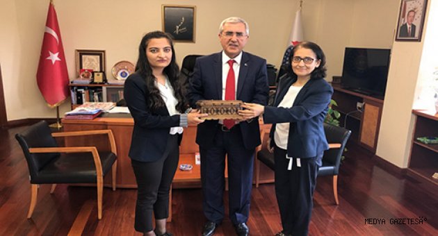 Üniversitemiz Rektörü Prof. Dr. Niyazi Can, Öğrencimiz Arzu Aksu’yu Ödüllendirdi