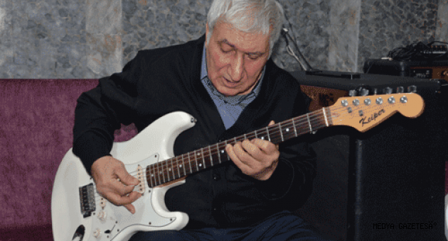 Ünlülerin gitaristi huzurevinde müzikle yaşama tutundu