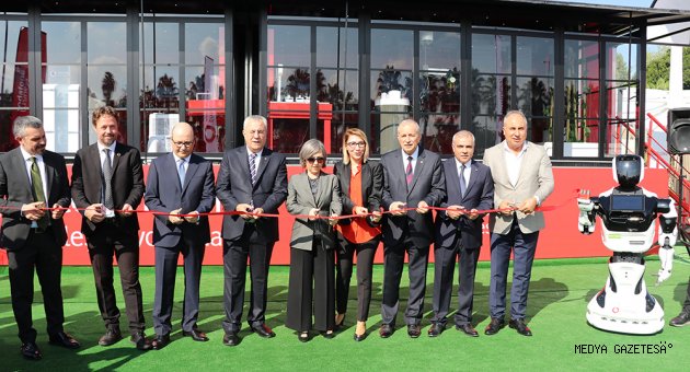 Vodafone Dijitalleşme Tırı turuna Adana'dan başladı