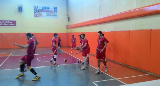 Voleybol 3-1 yenerek son iki maça 2. Sırada girdi