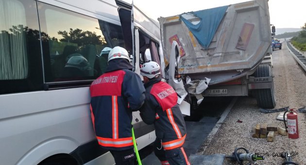 Yabancı işçileri taşıyan servis kamyona çarptı: 2 ölü, 11 yaralı