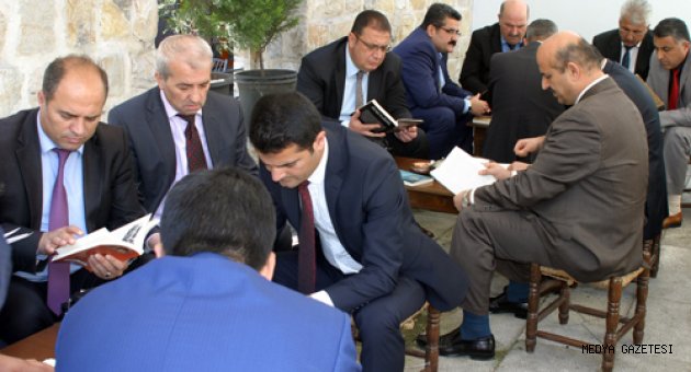 YARIM SAAT KİTAP OKUDULAR