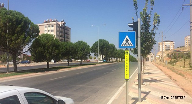 YAYA GEÇİTLERİNE UYARICI LEVHA