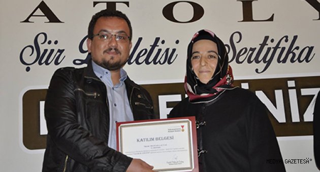 YAZARLIK ATÖLYESİNDE SERTİFİKA SEVİNCİ