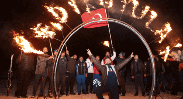 Yedikuyular Kayak Merkezi'nde yüzlerce kişi kar üstünde yeni yılı karşıladı