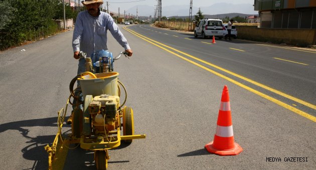 YOLLARDA YOL ÇİZGİ ÇALIŞMALARI YAPILIYOR…