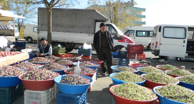 Zeytinler Satıcıların Yüzünü Güldürüyor.